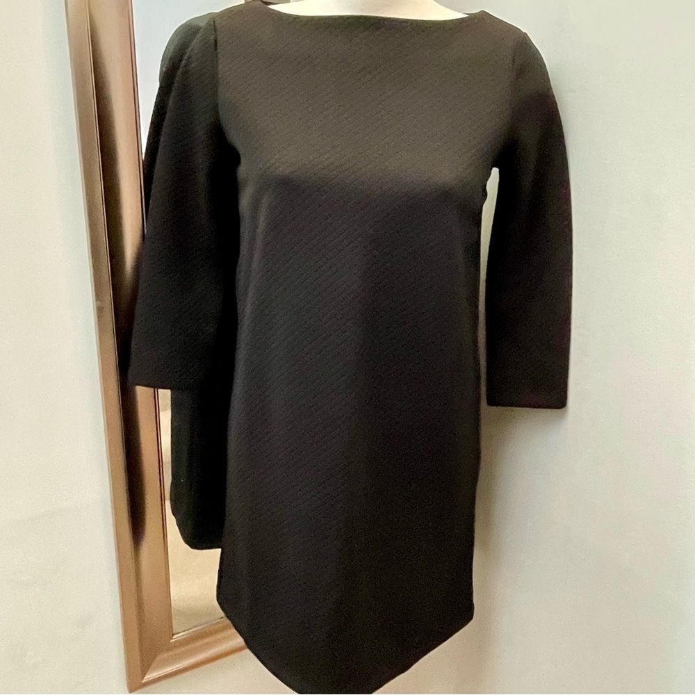 NWT Daisy Fuentes quilted black sheath dress.